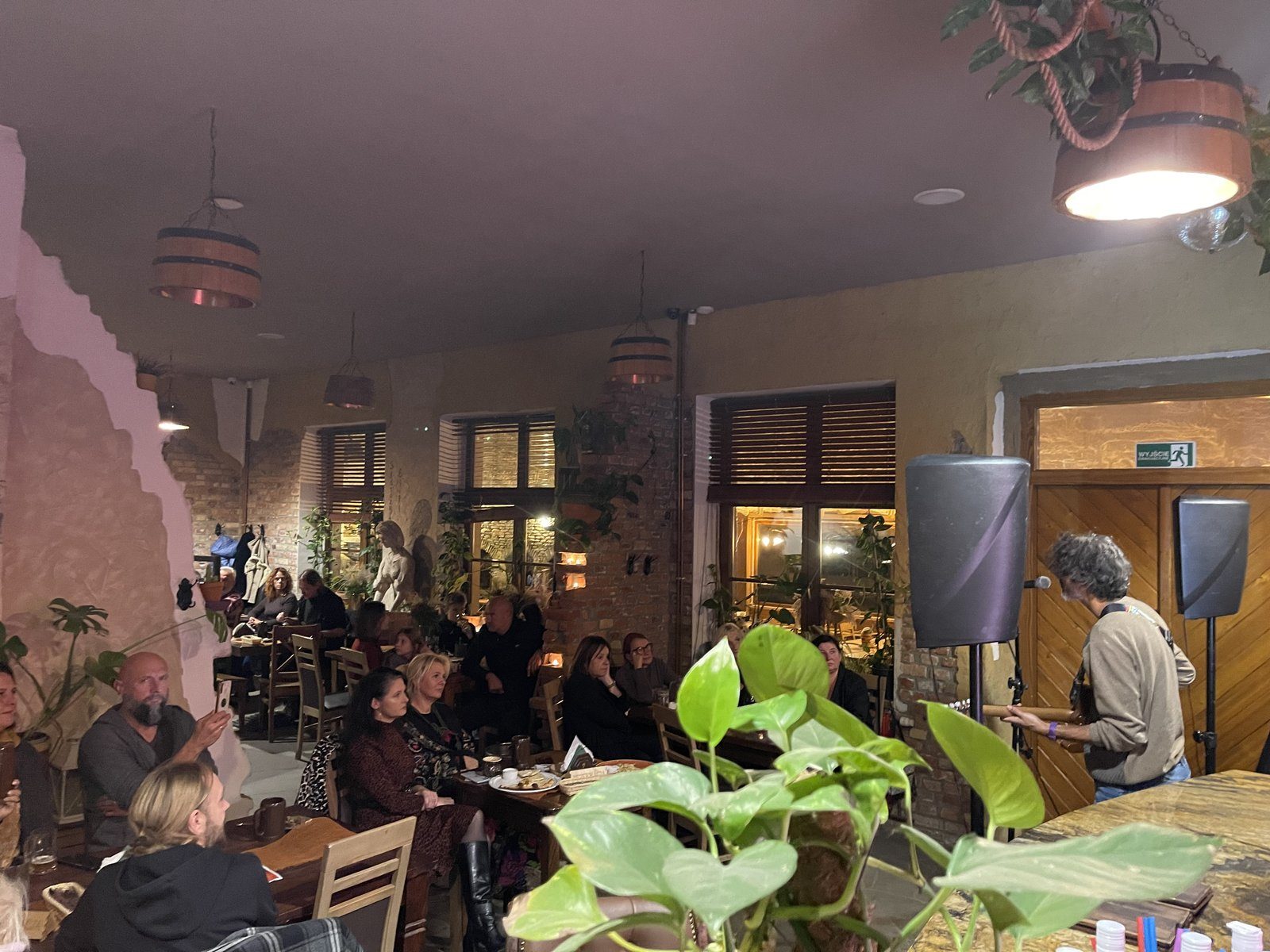 Wnętrze restauracyjne Browaru Wojkówka przygotowane na event firmowy