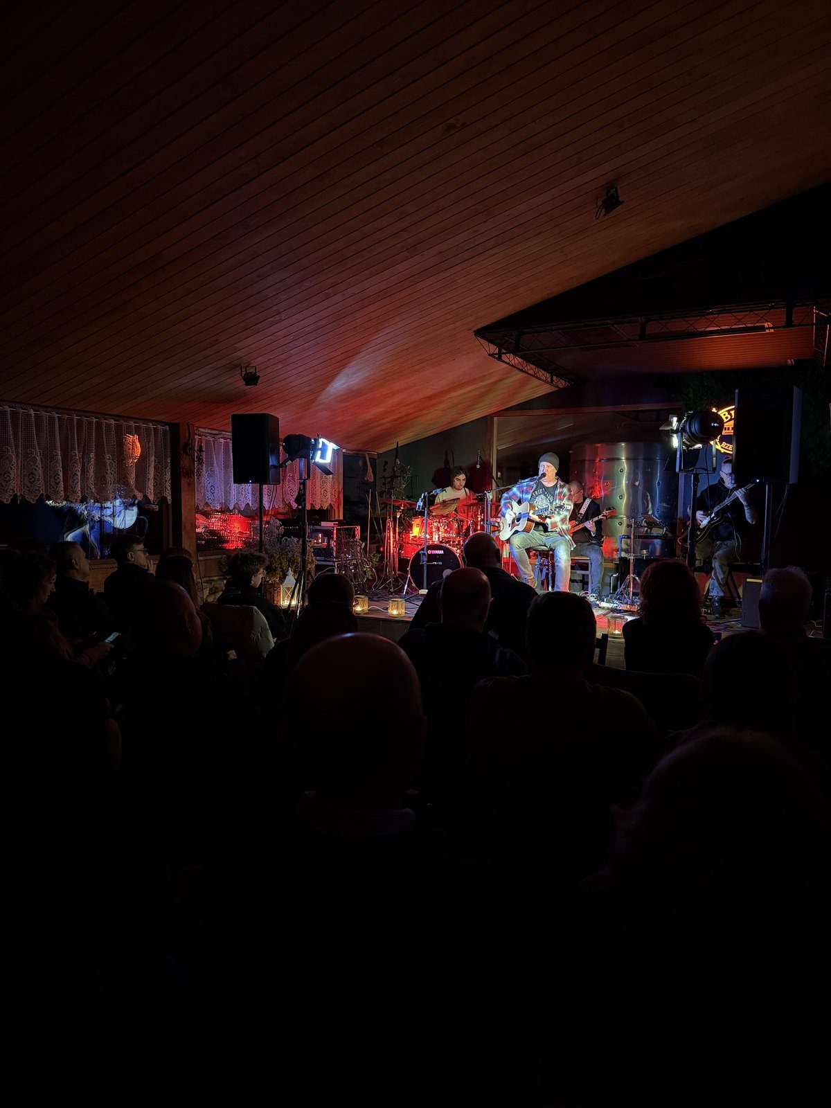 Sala koncertowo-eventowa Browaru Wojkówka podczas występu na żywo