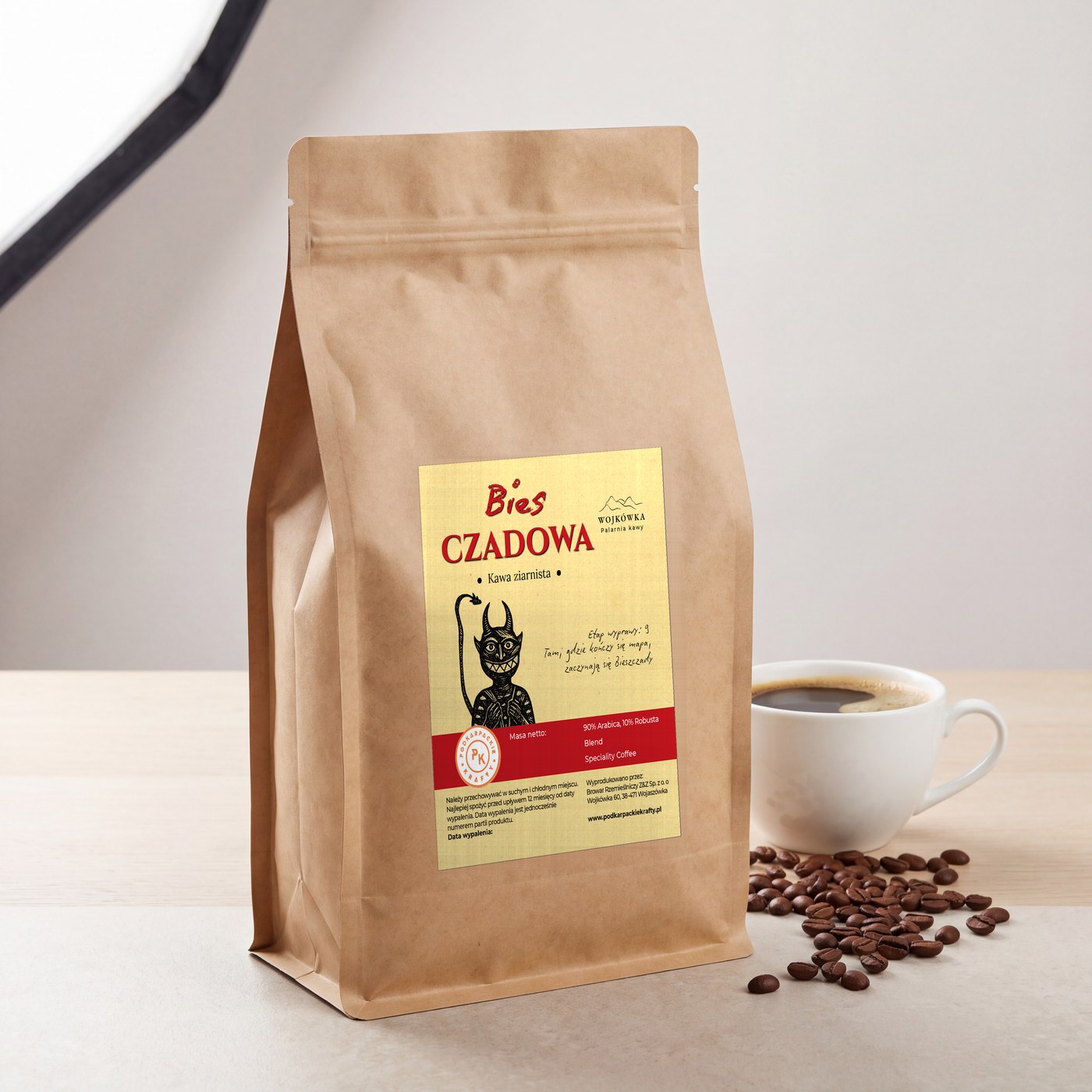 Kawa BiesCzadowa 1 kg — opakowanie z filiżanką kawy na blacie