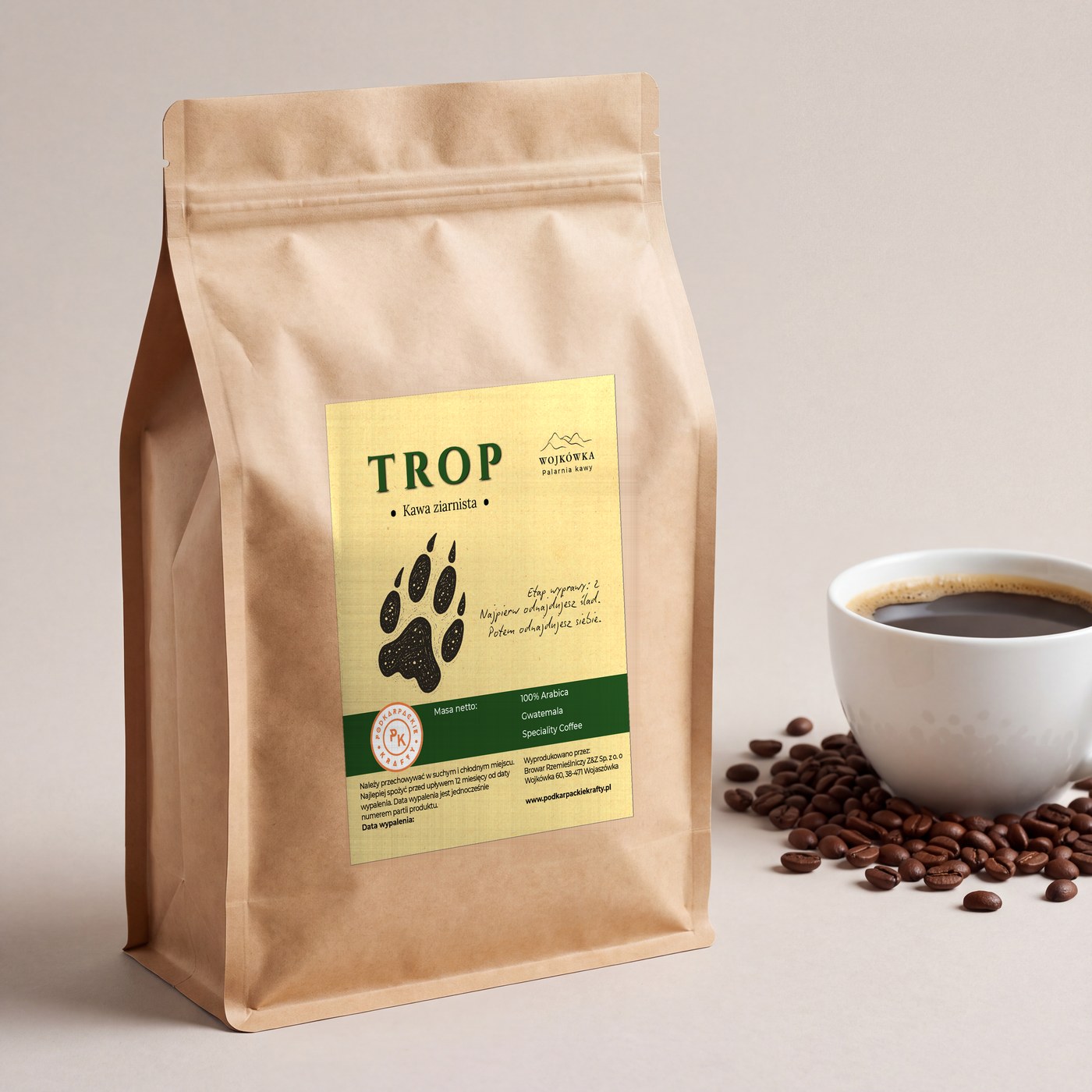 Kawa Trop 1 kg — opakowanie z filiżanką kawy na blacie